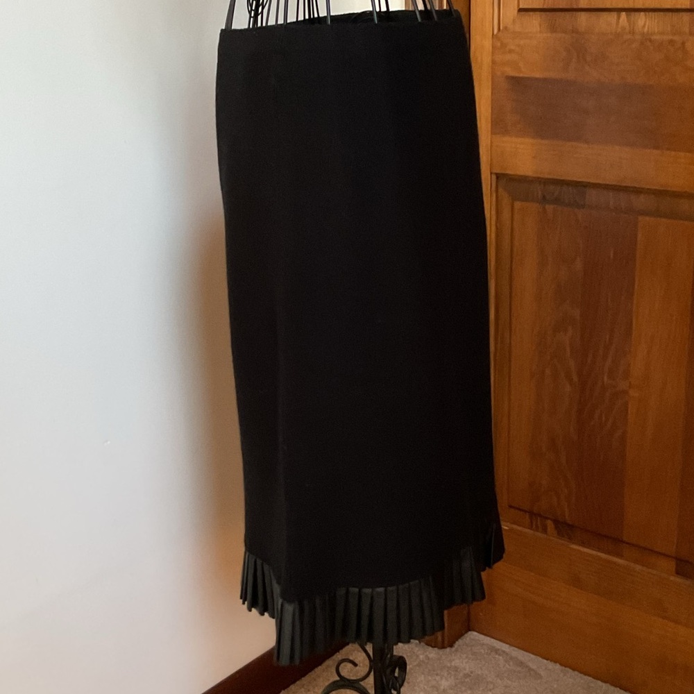 Milano Elegant Black Pleated Hem Skirt, Medium - Picture 5 of 6